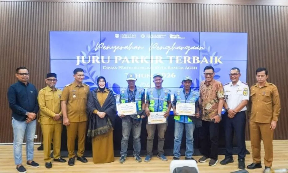 Tingkatkan Ketertiban Parkir, Illiza Serahkan Penghargaan dan Atribut Jukir