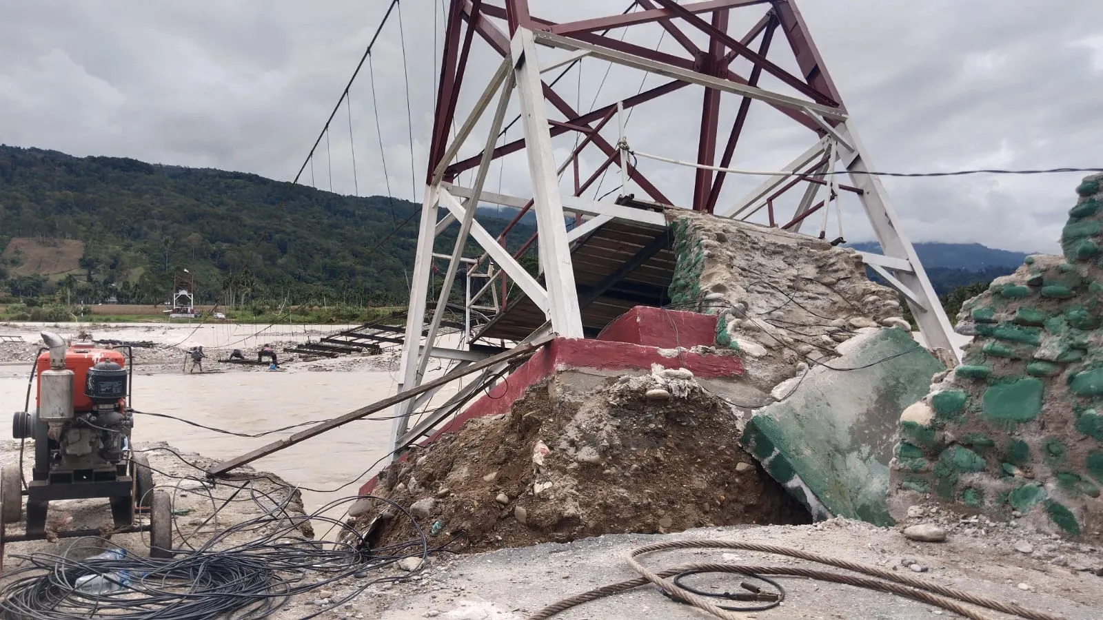 Urat Nadi Warga Terputus, Jembatan Gantung Kubang Jaya Amblas Diterjang Sungai Alas
