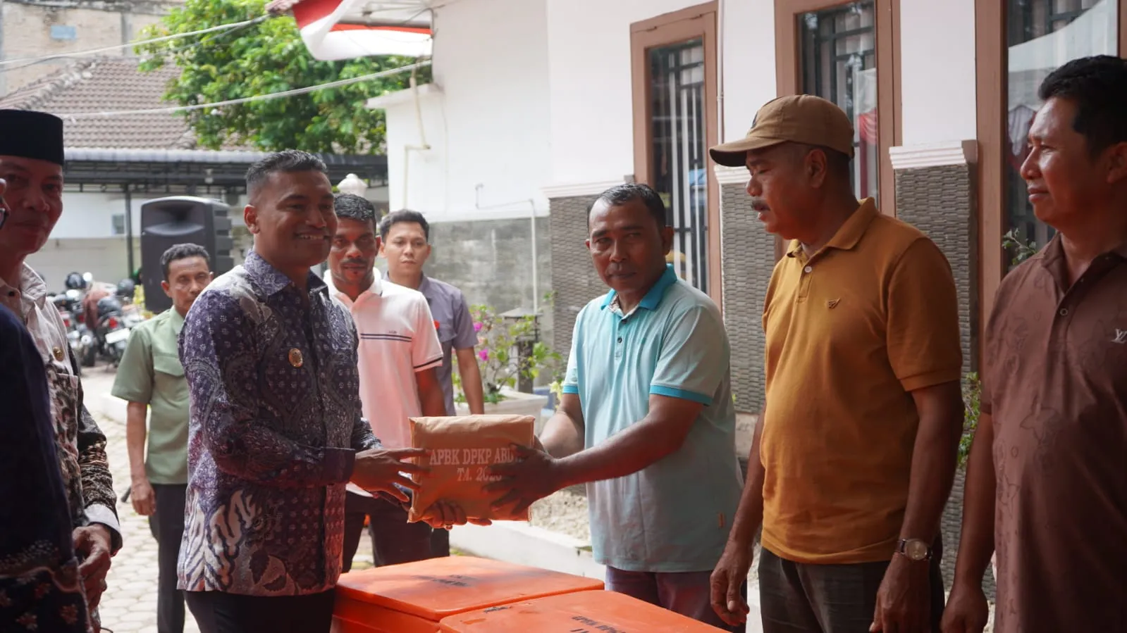 500 Pedagang Ikan Keliling Abdya Terima Bantuan Perlengkapan Usaha