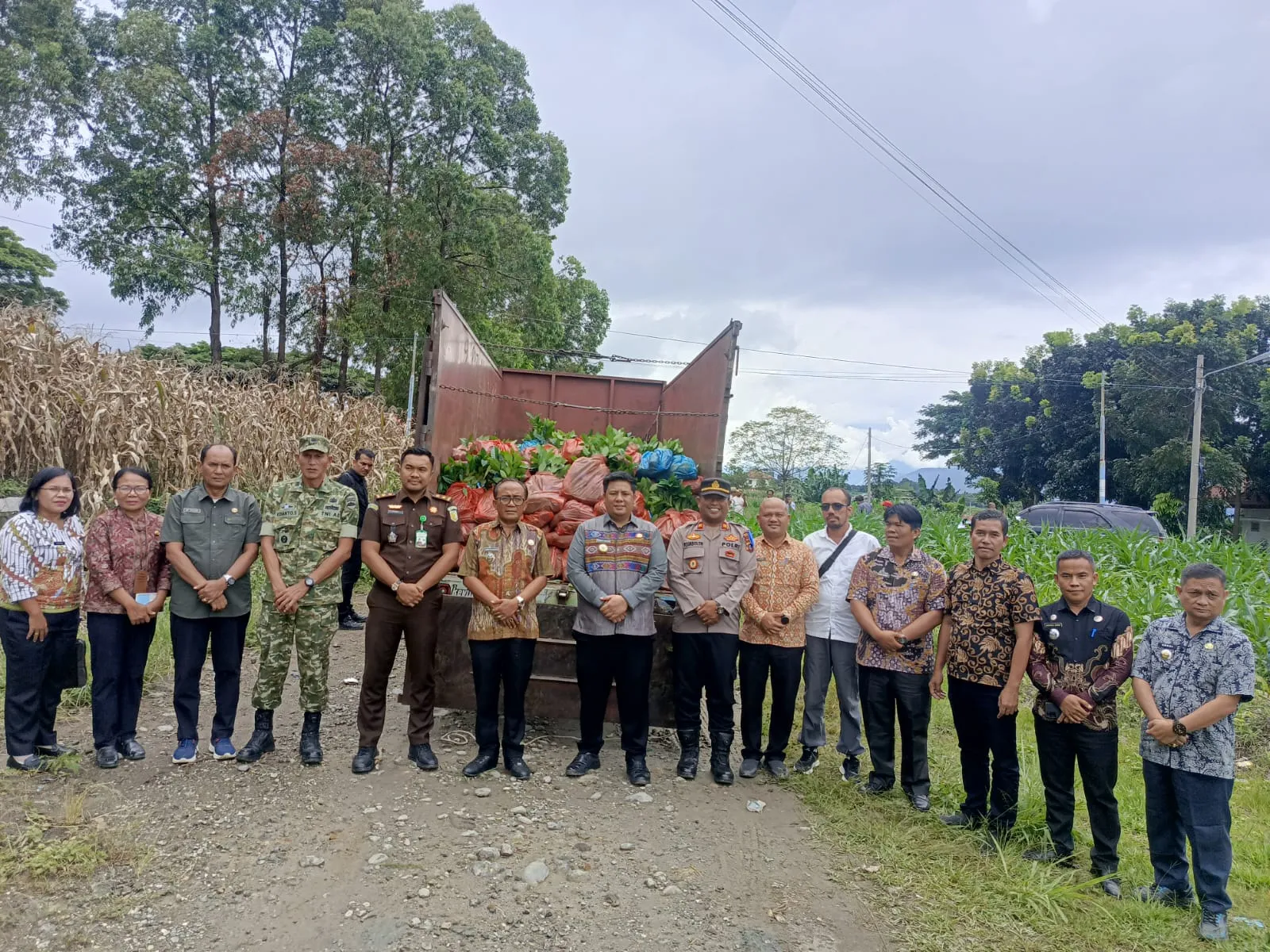 Bupati Samosir Salurkan 1,25 Juta Bibit Kopi kepada 245 Kelompok Tani