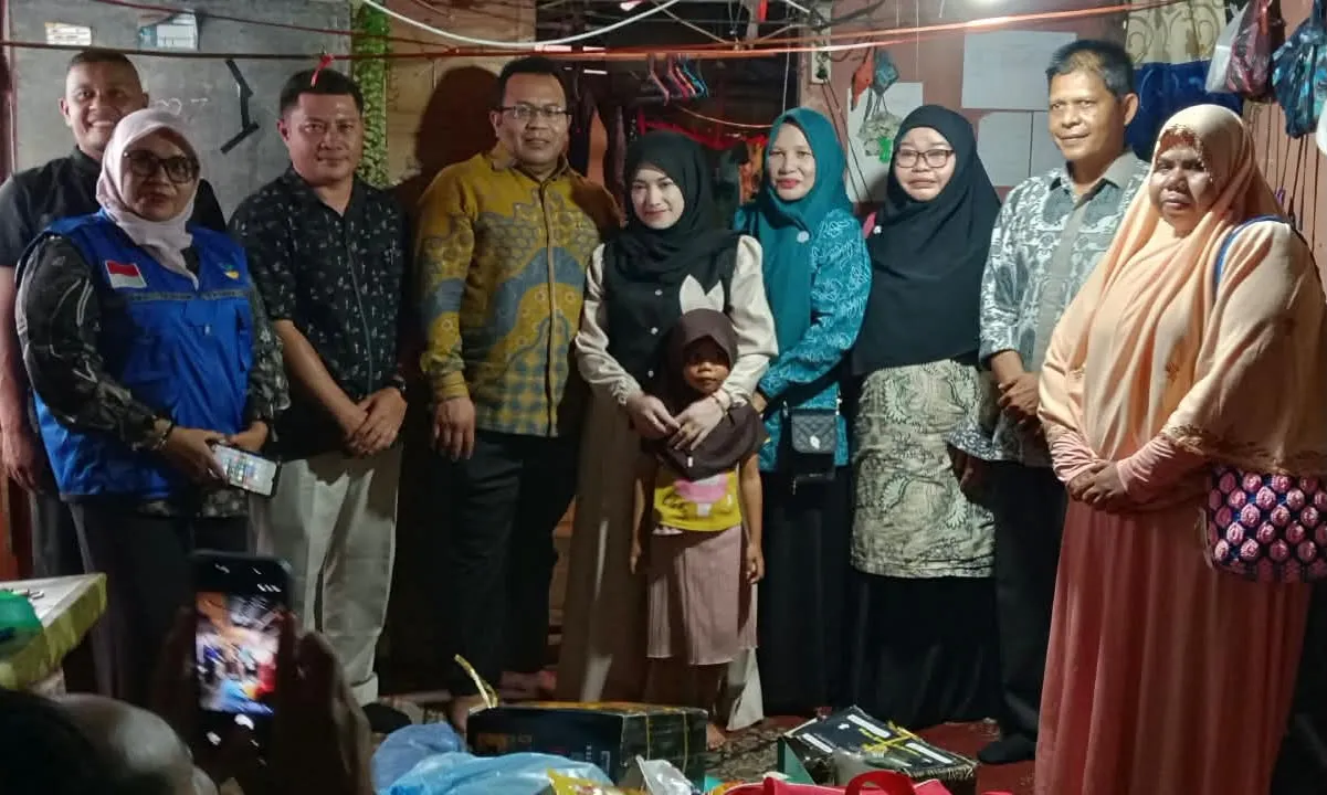 Wali Kota dan Ketua TP-PKK Sabang Salurkan Bantuan Untuk Warga Kurang Mampu