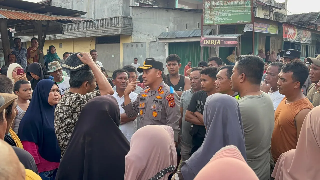 Polri Hadir di Tengah Lumpur Banjir, Kapolres Agara Pimpin Pembersihan Desa Kuning I
