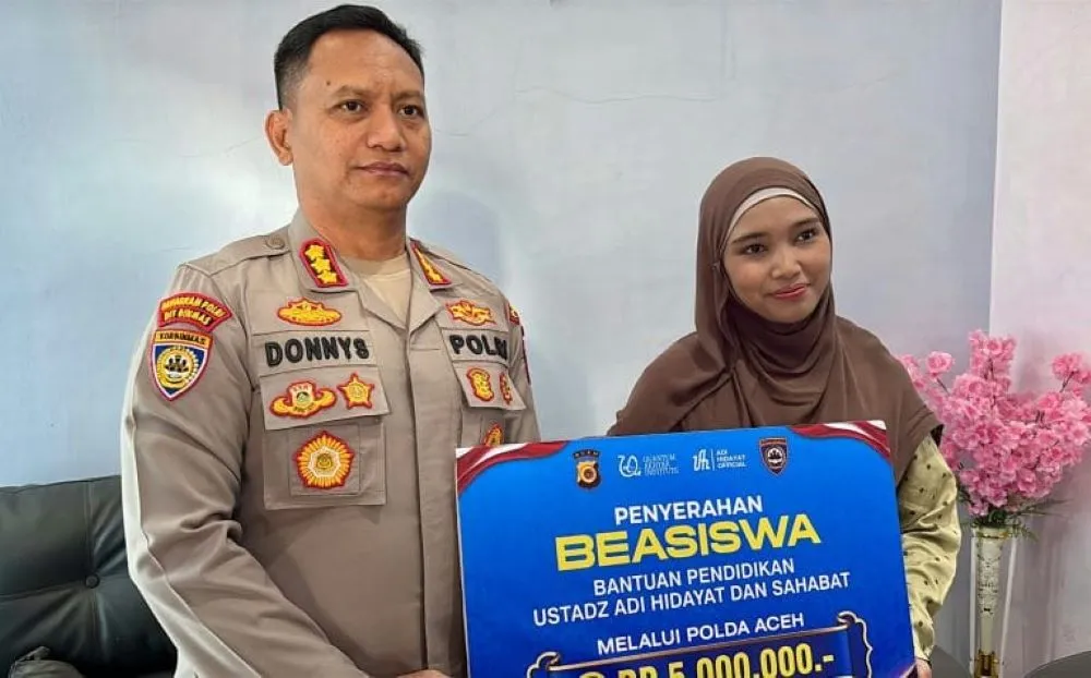 Dirbinmas Polda Aceh Serahkan Beasiswa Ustaz Adi Hidayat dan Sahabat untuk Hafiz Al-Qur’an