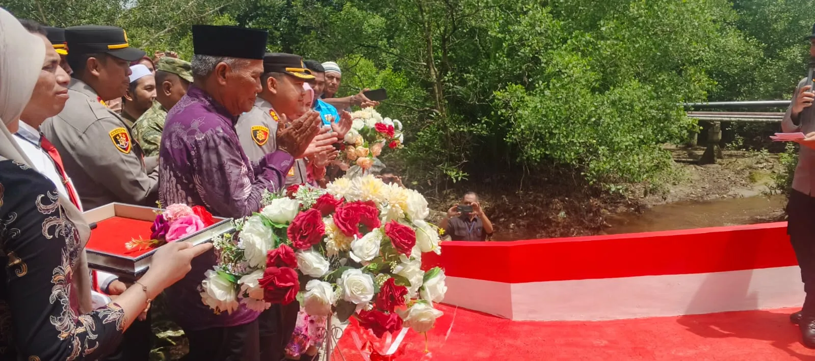 Akses Kembali Terhubung, Kapolres Langkat Resmikan Jembatan Merah Putih di P. Susu