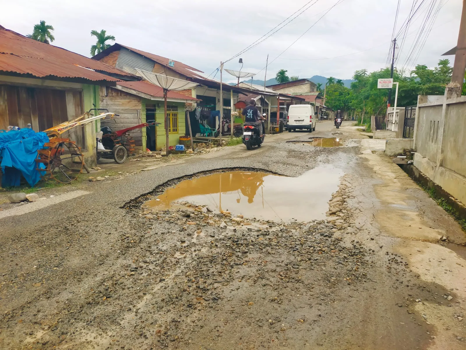 Jalan Lintas Sangkalan Abdya Berlubang Parah, Ancam Keselamatan Pengendara