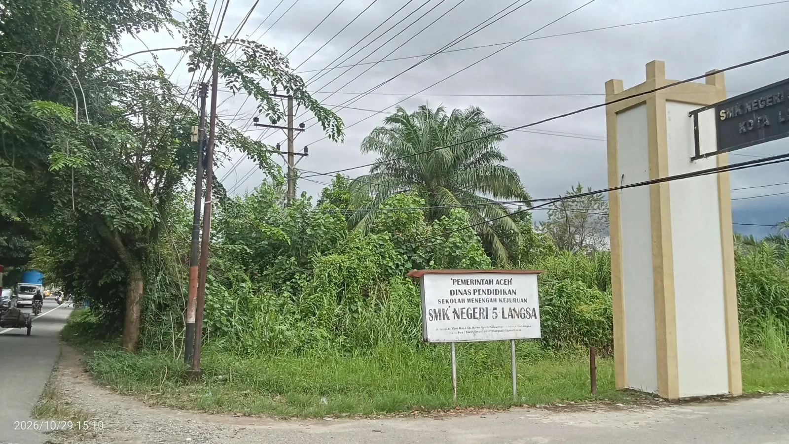 Kabel Tiang PLN Menjuntai dan Terbenam, Ancam Keselamatan Siswa dan Warga