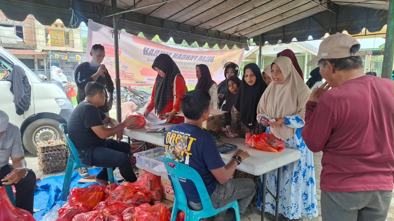 GPM di Kuta Baro, Pemkab Aceh Besar Bantu Warga Dapatkan Sembako Murah