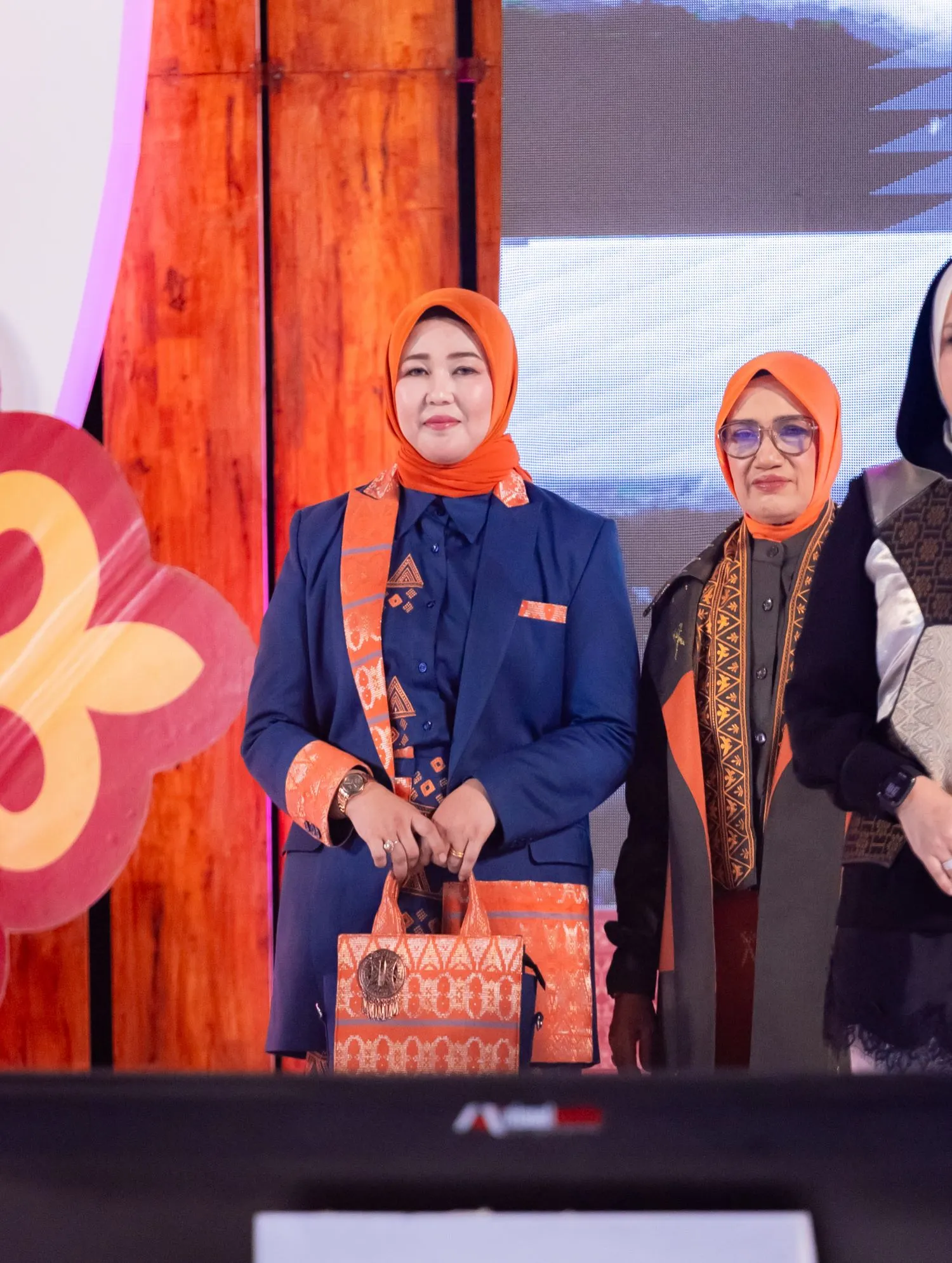 Ketua dan Wakil Ketua Dekranasda Aceh Besar Tampilkan Inovasi Wastra pada Meuseuraya Festival