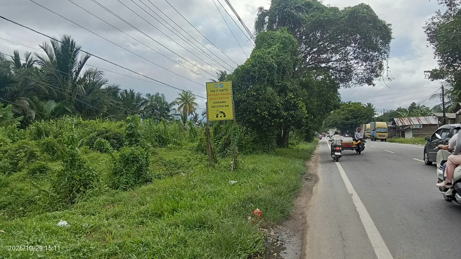 Kabel Tiang PLN Menjuntai dan Terbenam, Ancam Keselamatan Siswa dan Warga