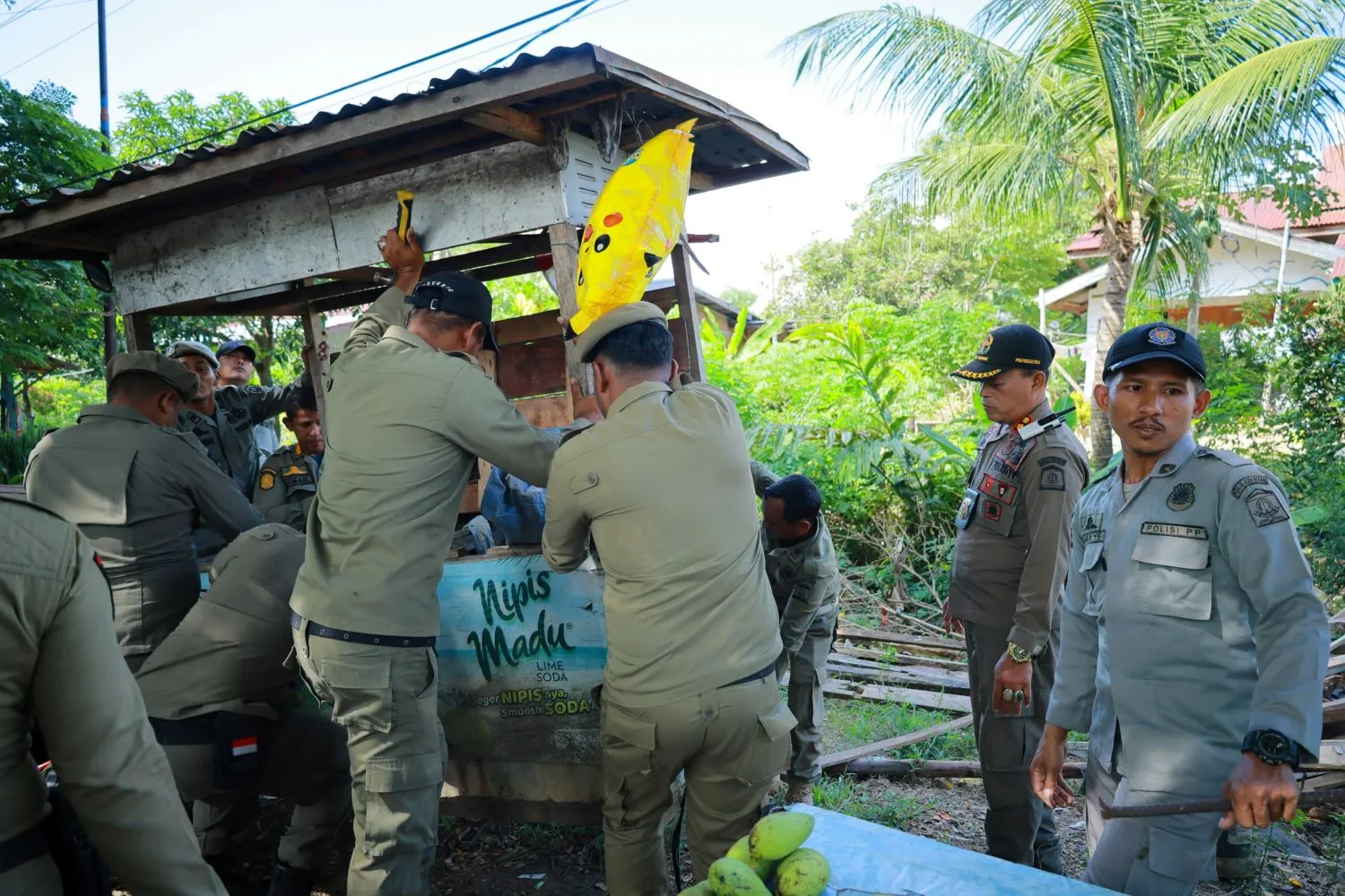 Satpol PP dan WH Aceh Besar Bongkar Bangunan Liar di Blang Bintang