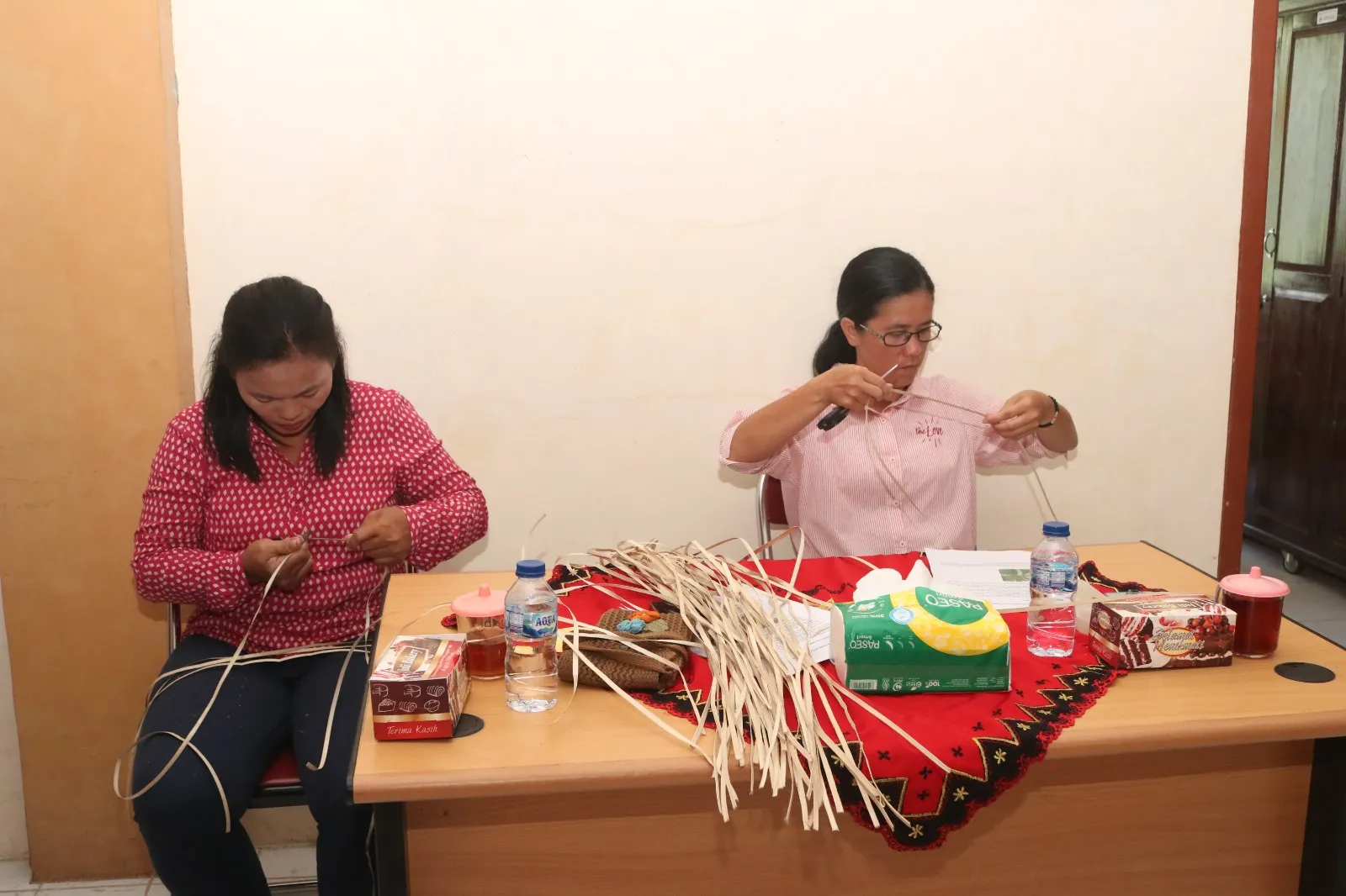 Pemko Gunungsitoli Dorong Anyaman Sinasa Jadi Produk Unggulan