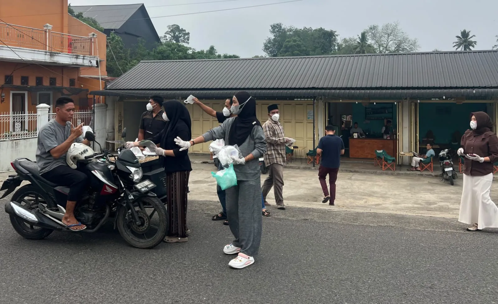 Peduli Kabut Asap, Rumah Sehat dan Warkop NHH Bagikan Masker dan Nasi Berkah kepada Pengendara