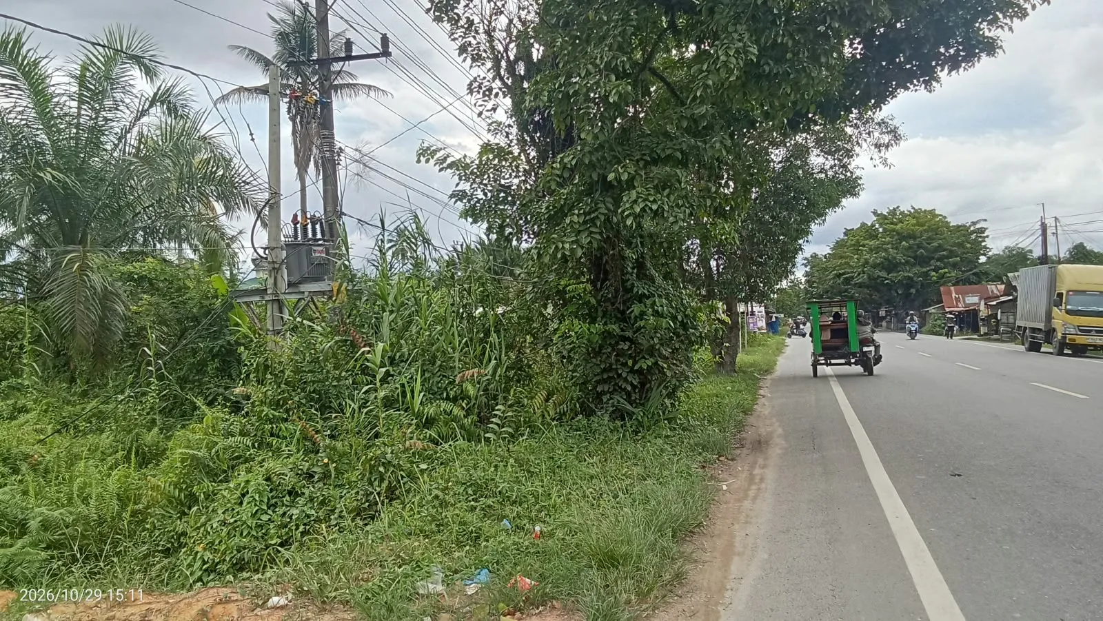 Kabel Tiang PLN Menjuntai dan Terbenam, Ancam Keselamatan Siswa dan Warga