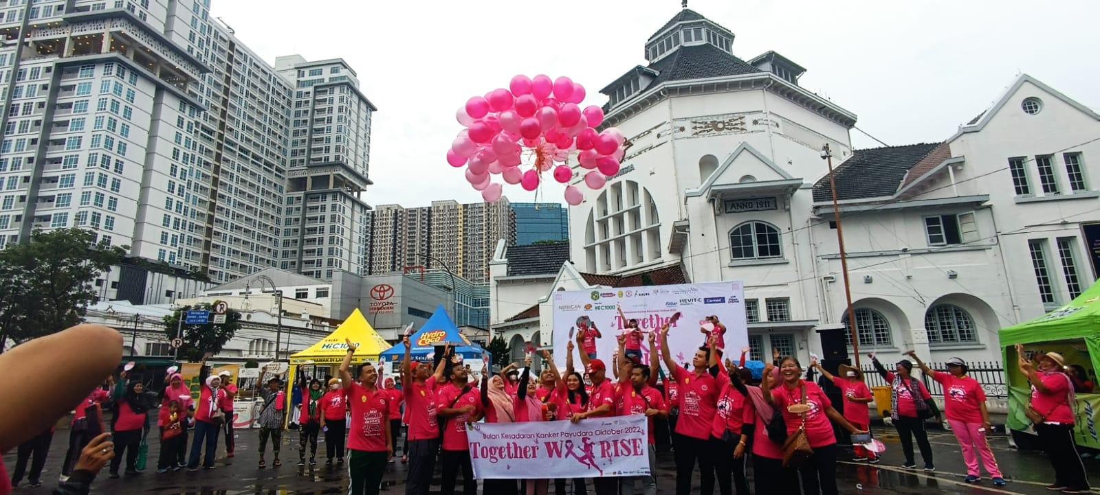 PT Kalbe Farma Tbk (Kalbe) melalui ICCC (Indonesia Cancer Care Community), komunitas binaan KECC (Kalbe Ethical Customer Care), melepas balon ke udara pada peringatan Breast Cancer Awareness Month 2022 sekaligus mengajak masyarakat untuk mendeteksi secara dini kanker dan senam bersama di Medan.