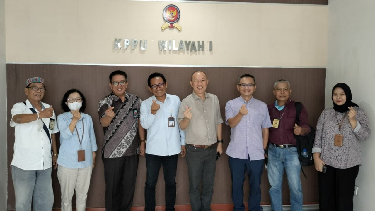 Ketua DPD Organda Sumatera Utara, Dr Haposan Siallagan MH bersama pengurus Organda Angsuspel Belawan foto bersama pada saat audiensi dengan KPPU di Kantor Kanwil I KPPU Medan yang diterima Kakanwil I KPPU, Ridho Pamungkas.