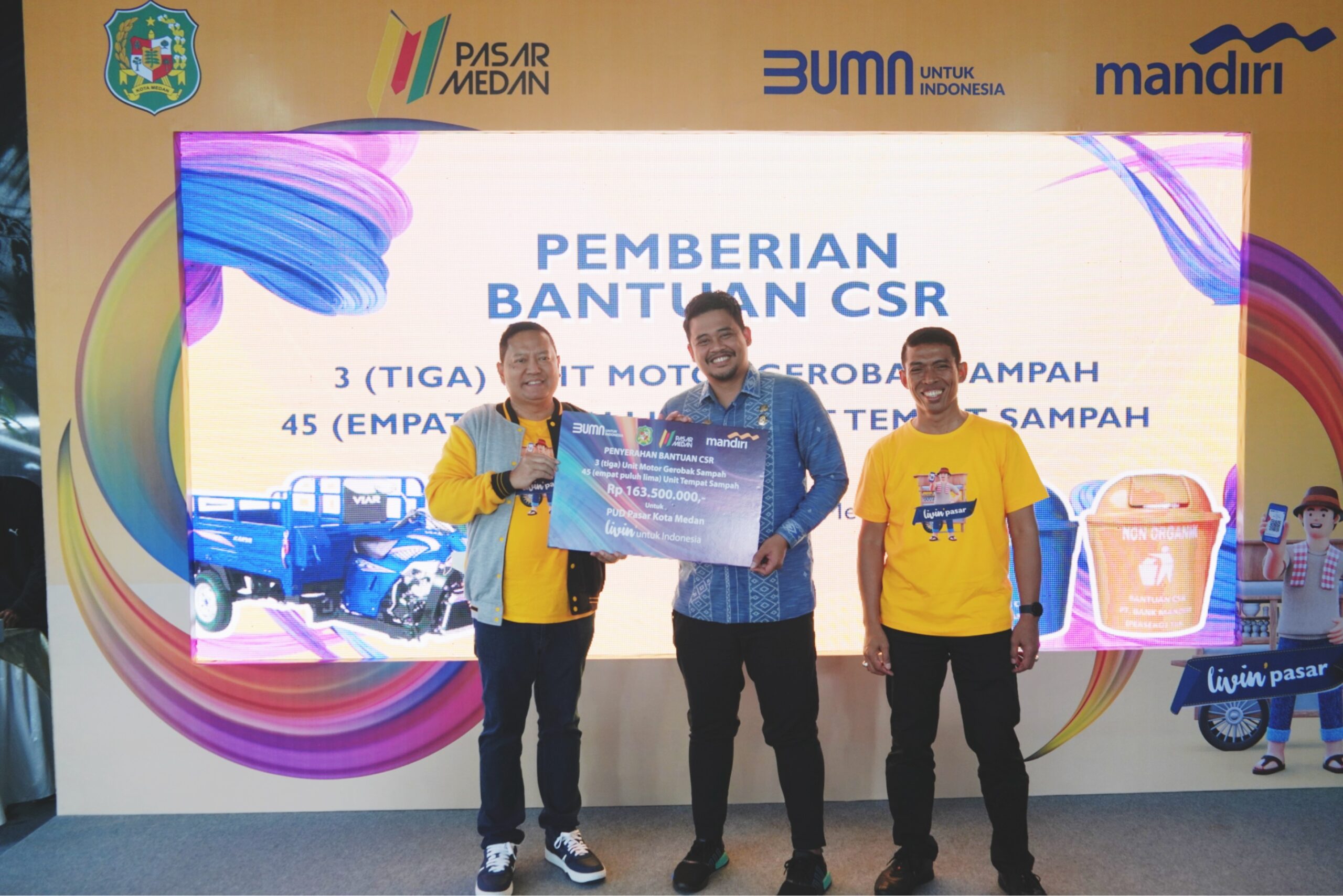 Regional CEO Bank Mandiri Region I/Sumatera 1, Lourentius Aris Budiyanto (kiri) bersama Walikota Medan (tengah), Muhammad Bobby Afif Nasution dan Dirut PD Pasar Medan, Suwarno (kanan) dalam acara Launching Livin’ Pasar.