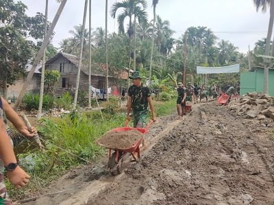 PERSONEL TNI sedangkan melakukan pengerjaan pembangunan jalan di Desa Sei Pasir, Kec Sei Kepayang Timur, dalam kegiatan TMMD ke-115 Kodim 0208/AS. Waspada/Ist