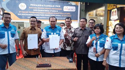 KETUA DPD PPKM Sumut ini M Subandi (tiga kiri) dan anggota DPRD Sumut H Santoso bersama usai menjalin kerja sama antara DPD Pengusaha Mikro Kecil Menengah (PMKM) Sumut dengan Bank Sumut di Medan, Rabu lalu. Waspada/Ist