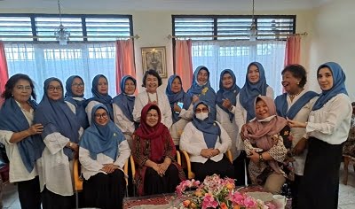 KUNJUNGAN pengurus BKOWSU diketuai Hj.Fahrizar Iskandar Hasibuan kekediaman mantan ketum Ny Zakaria Siregar. Waspada/ist