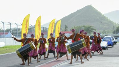 Shell Eco-marathon diselenggarakan di Indonesia untuk pertama kalinya dan menantang para pelajar untuk bersaing dalam inovasi kendaraan hemat energi.