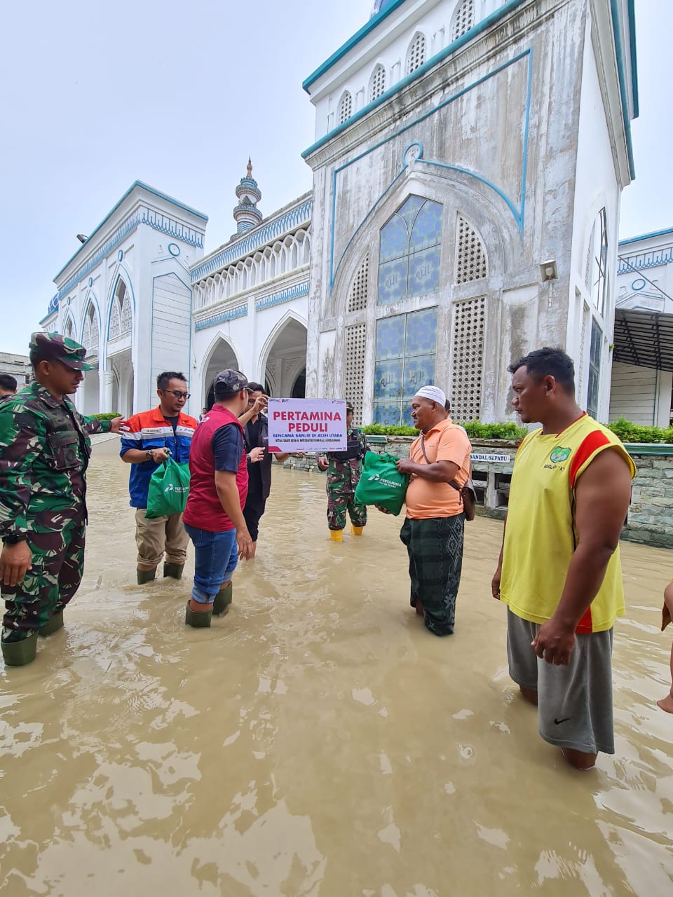 Pertamina Patra Niaga Regional Sumbagut Salurkan Bantuan Korban Banjir di Aceh Utara