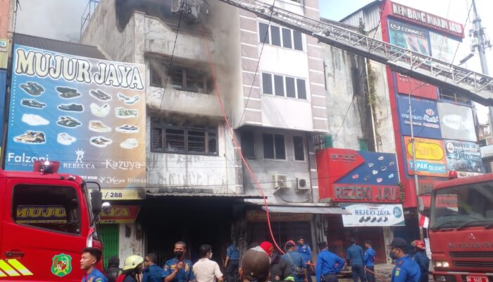 Toko Sepatu Di Pasar Sambu Ludes Terbakar