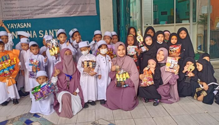 Peserta Didik Paud Dan TK YP Bina Santri Terima Hadiah