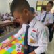 Siswa UPTD SMPN 2 Kisaran sedang melakukan kegiatan 'Bermain Sambil Belajar' melalui permainan ular tangga pantun.