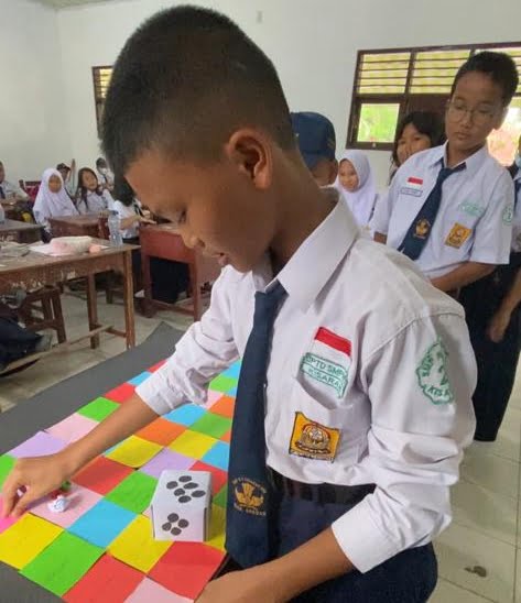 Siswa UPTD SMPN 2 Kisaran sedang melakukan kegiatan 'Bermain Sambil Belajar' melalui permainan ular tangga pantun.