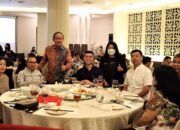 President Director & CEO Sequis Life Tatang Widjaja menyapa nasabah saat sesi ramah tamah pada acara customer gathering yang diadakan Sequis di Medan pada 11-12 Oktober 2022