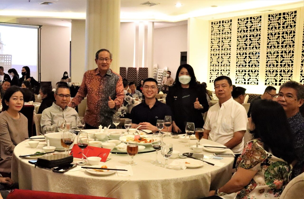 President Director & CEO Sequis Life Tatang Widjaja menyapa nasabah saat sesi ramah tamah pada acara customer gathering yang diadakan Sequis di Medan pada 11-12 Oktober 2022