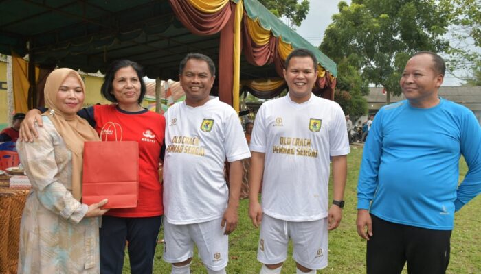 Momen Bupati Sergai dan Istri Jumpa Guru Sekolahnya, Sampai Berangkulan