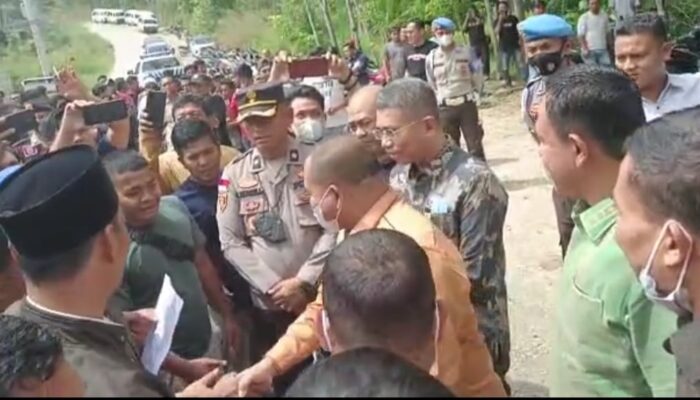 Masyarakat Puncak Sorik Marapi “Hadang” Kunjungan DPRD Sumut