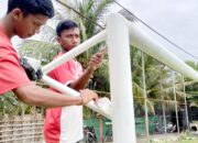 Warga Bungie Gotong Royong Benahi Lapangan