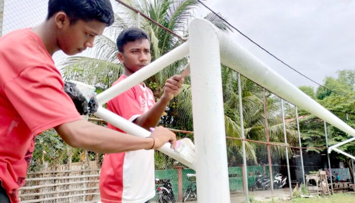 Warga Bungie Gotong Royong Benahi Lapangan
