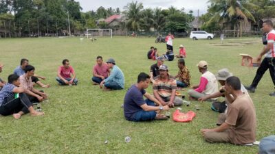 Warga Bungie Gotong Royong Benahi Lapangan