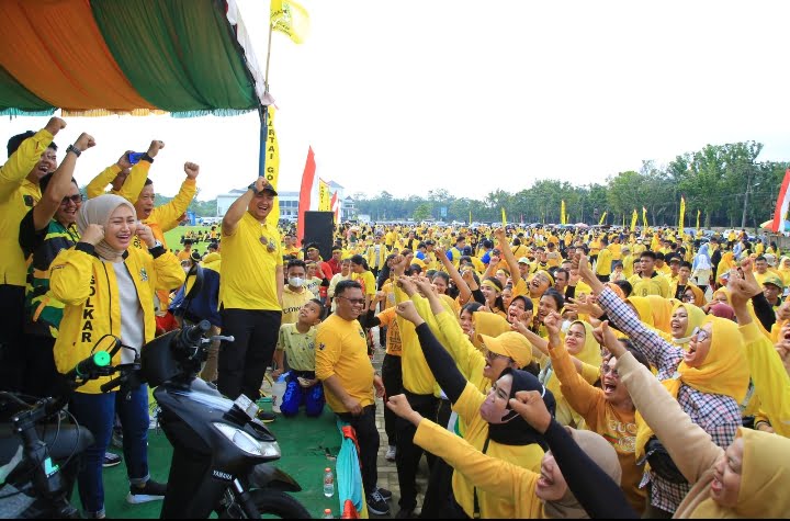 Peserta Jalan Sehat HUT PG Kuningkan Alun-alun Labura
