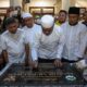 WAGUBSU Musa Rajekshah, menandatangani prasasti pembangunan Menara Masjid Al-Istiqomah. Waspada/Ist