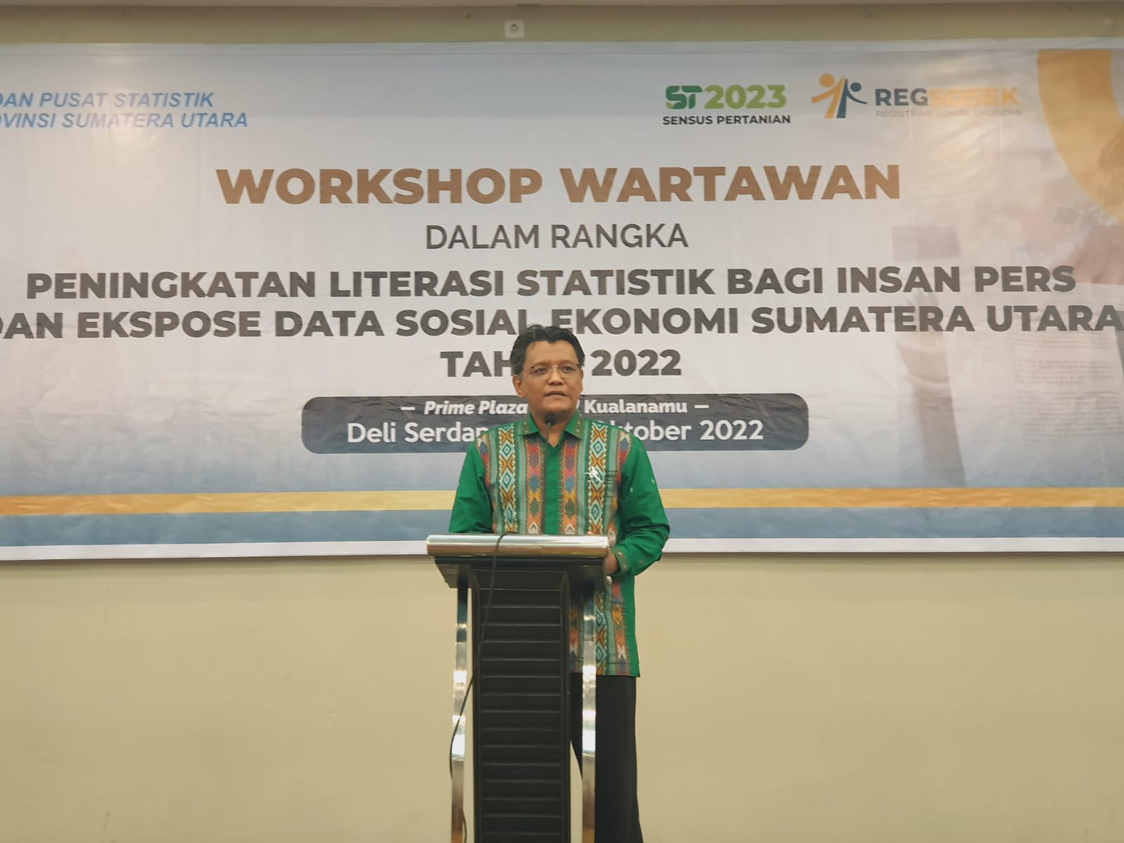 Kepala Badan Pusat Statistik (BPS) Provinsi Sumatera Utara (Sumut), Nurul Hasanudin saat membuka Workshop Wartawan dalam rangka “Peningkatan Literasi Statistik Bagi Insan Pers dan Ekspose Data Sosial Ekonomi Sumatera Utara Tahun 2022” di Prime Plaza Hotel Kualanamu, Deliserdang, Senin (17/10).