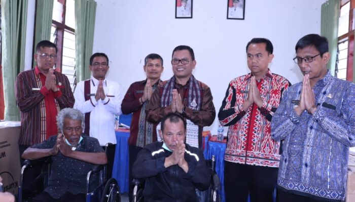 Bupati Toba Serahkan Alat Bantu Bagi Penyandang Disabilitas