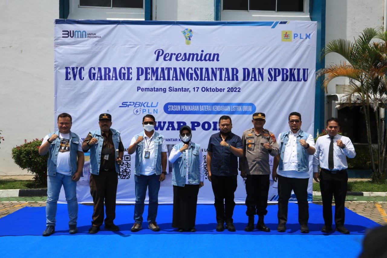 General Manager PLN UIW Sumatera Utara, Tonny Bellamy, Walikota Pematang Siantar Susanti Dewayani dan jajaran Muspida foto bersama usai meresmikan 3 swap point Stasiun Pengisian Baterai Kendaraan Listrik Umum (SPBKLU) di halaman PLN UP3 Pematang Siantar, Senin (17/10).