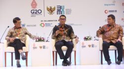 Direktur Utama PLN Darmawan Prasodjo dalam diskusi panel Stated-Owned Enterprises (SOE) International Conference di Bali pada Selasa (18/10).