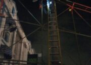 Tewas Kesetrum Di Atas Tiang Billboard Jl. Krakatau