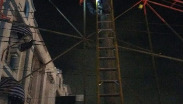 Tewas Kesetrum Di Atas Tiang Billboard Jl. Krakatau