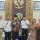 PANITIA Munas IKA USU ke 2 saat audiensi foto bersama Rektor USU Dr Muryanto Amin, S.Sos.M.Si. Waspada/ist