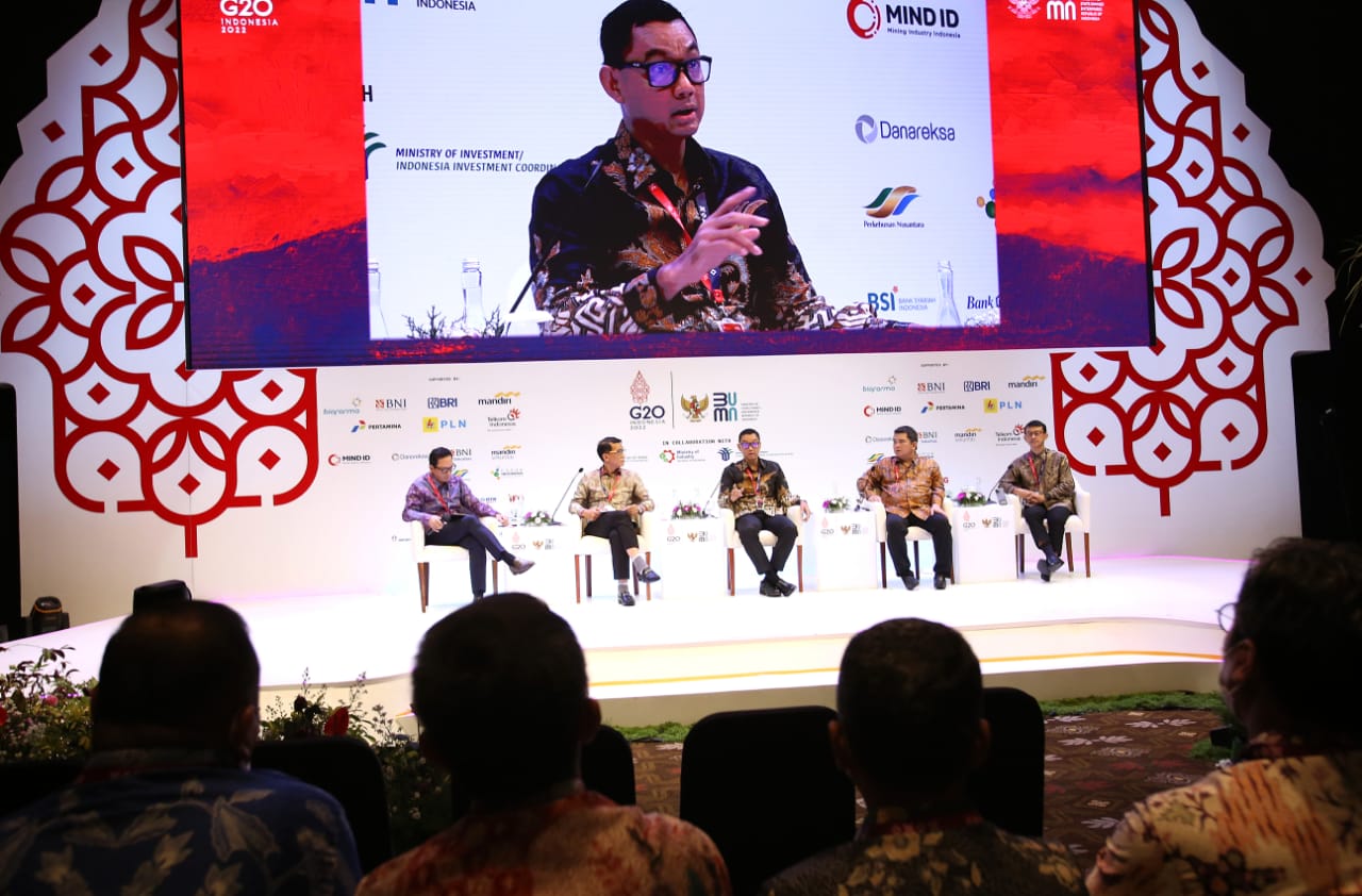 Direktur Utama PLN Darmawan Prasodjo mengatakan pengembangan PLTS Terapung ini akan menjadi revolusi pengembangan EBT dalam negeri pada rangkaian Stated-Owned Enterprises (SOE) International Conference, di Bali (18/10).