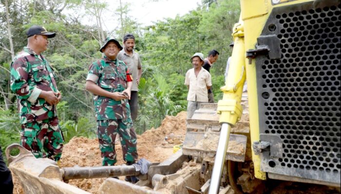 Dandim 0102/Pidie Pantau Pembukaan Jalan Baru TMMD Di Tiro