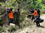 Aksi Cepat Brimob Bersihkan Longsor Dan Pohon Tumbang