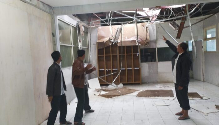 Tower Roboh Timpa Ruangan Disdukcapil Bener Meriah