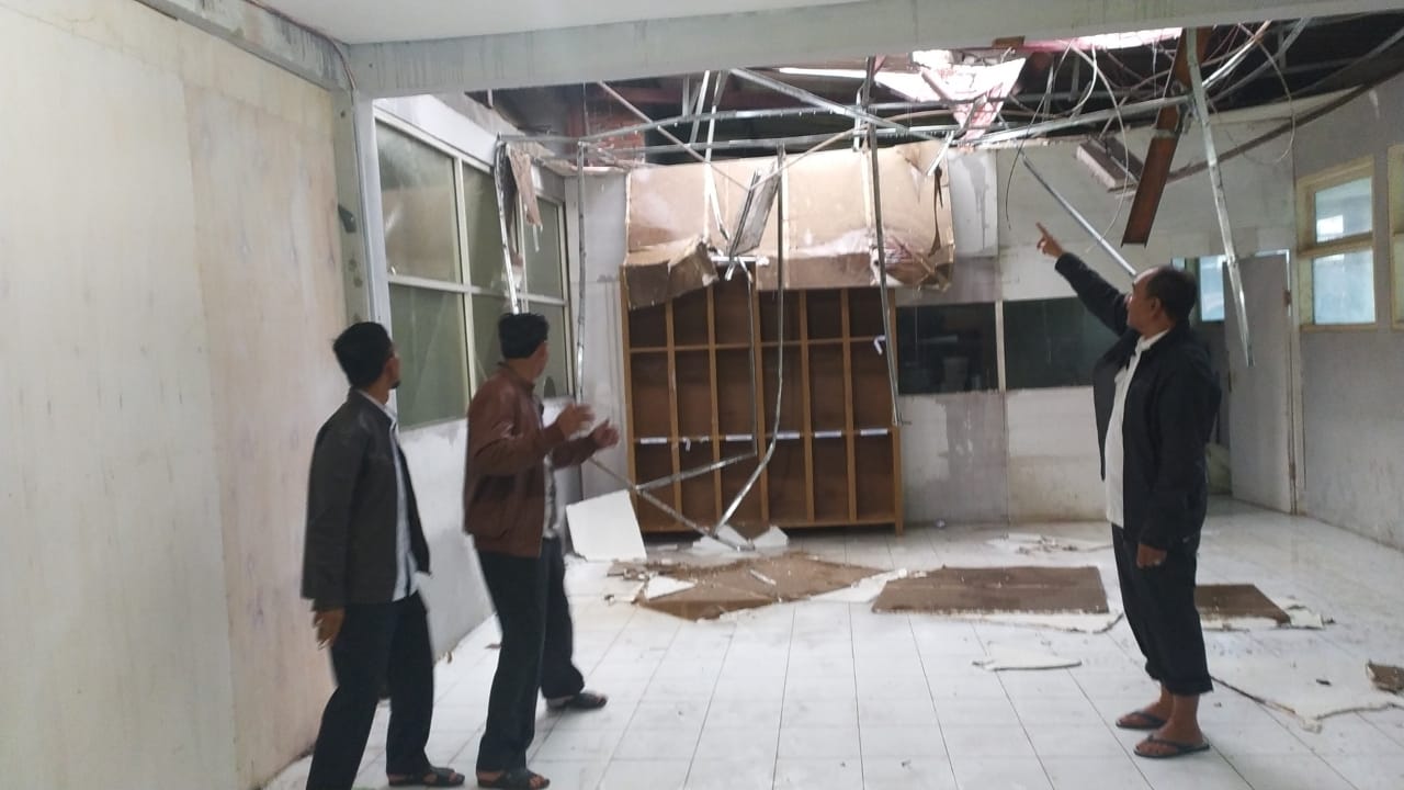Tower Roboh Timpa Ruangan Disdukcapil Bener Meriah